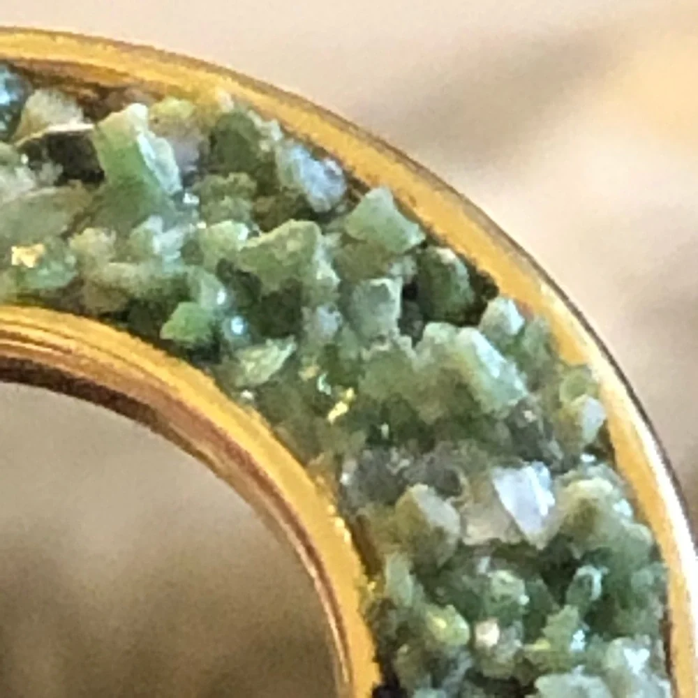 Vintage greenstone chip gold plated wreath brooch